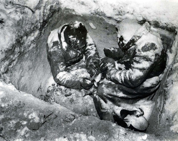 Finland 1940. Doodgevroren Russen in een schuttersput