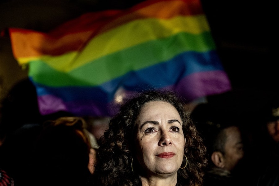 Geenstijl Prach Tig Door Anti Homogeweld Geteisterd Amsterdam Oost Hijst De Regenboogvlag