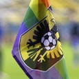 regenboogcornervlag met logo van willekeurige voetbalclub regenboogcornervlag met logo van willekeurige voetbalclub