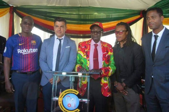 Robert Mugabe met de bekende mensenrechtenactivisten Patrick Kluivert en Edgar Davids Robert Mugabe met de bekende mensenrechtenactivisten Patrick Kluivert en Edgar Davids