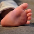 foto van een kinderpoot foto van een kinderpoot