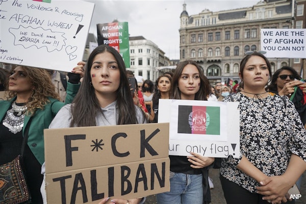 AMSTERDAM - Demonstranten op de Dam tijdens de manifestatie Elke Afghaan recht op een veilig bestaan