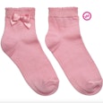Roze sokjes kleuren leuk bij een witte onderbroek