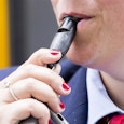 met zo'n alarmfluit kun je mooi wel de politie opbiepen met zo'n alarmfluit kun je mooi wel de politie opbiepen