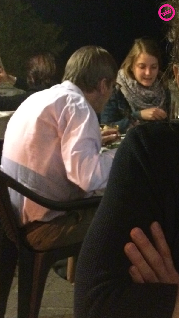 "Verhofstadt met vrouw, dochter en hond aan een tafel naast ons."