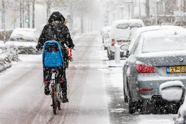 een mevrouw fietst volgende week door een laag sneeuw, Terneuzen