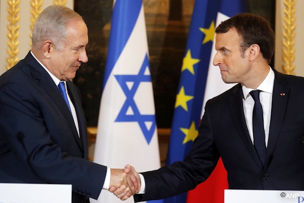 Franse branie versus koelbloedige joodse trots met een wederzijdse schittering van schamperheid Franse branie versus koelbloedige joodse trots met een wederzijdse schittering van schamperheid