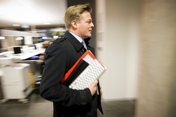 Wanneer Pieter Omtzigt iedereen en zijn oude moeder kapottwittert neemt hij wel zijn eigen toetsenbord mee Wanneer Pieter Omtzigt iedereen en zijn oude moeder kapottwittert neemt hij wel zijn eigen toetsenbord mee