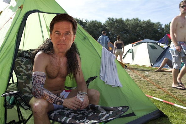 Mark Rutte drinkt een biertje (3 euro) bij zijn tent Mark Rutte drinkt een biertje (3 euro) bij zijn tent