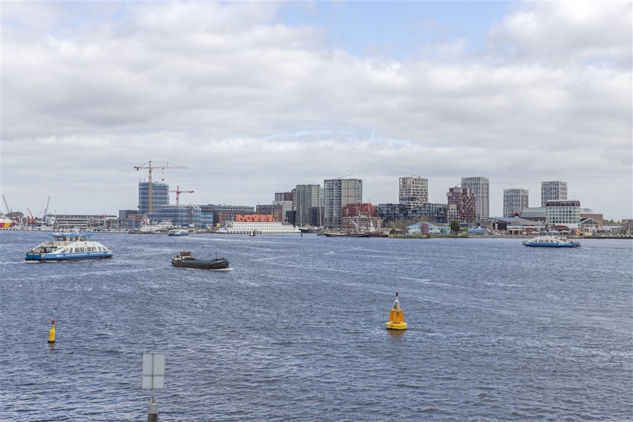 “The Controversial Amsterdam Cable Car: A Tourist Trap or Practical Public Transport?”